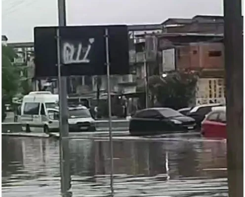 Imagem ilustrativa da imagem Avenida Brasil fica interditada após alagamento; veja vídeo