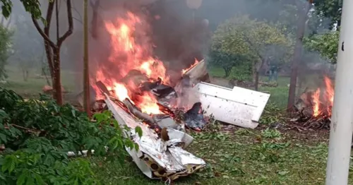 Avião caiu em uma praça