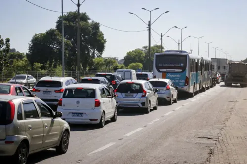 O trânsito intenso é na pista sentido Região dos Lagos