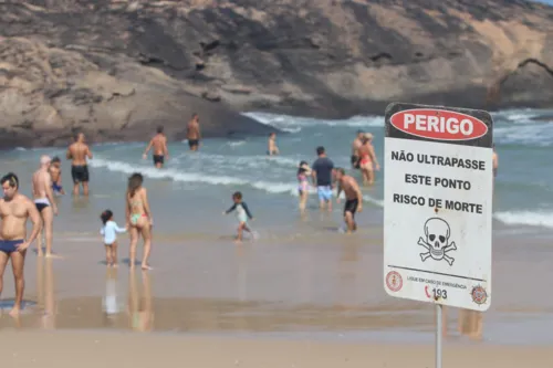 Banhistas ignoram aviso e arriscam banho na Praia de Itacoatiara