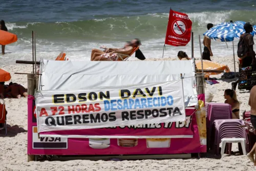 Um cartaz pedindo respostas sobre o paradeiro do Édson Davi foi colocada na barraca dos pais