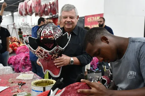 Axel visitou o barracão da Vermelho e Branco de Niterói nesta quinta