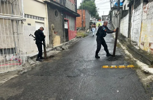 Barricada foi removida pelos policiais militares na Travessa Aristeu Costa