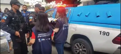 Policiais chegam à unidade Mariá Amélia, no Centro do Rio, com o bebê