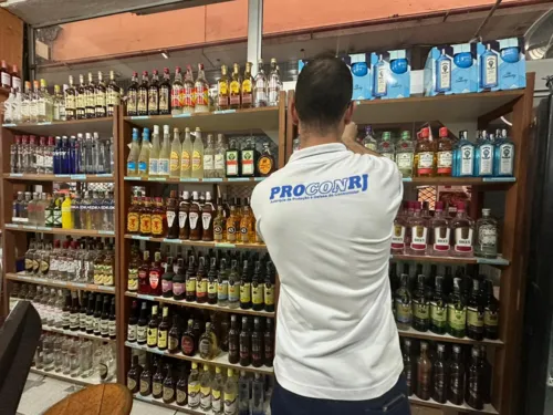 Durante a ação, os fiscais também encontraram produtos com validade vencida