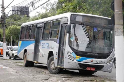 Coletivo parada na frente da delegacia em Niterói para suporte às vítimas