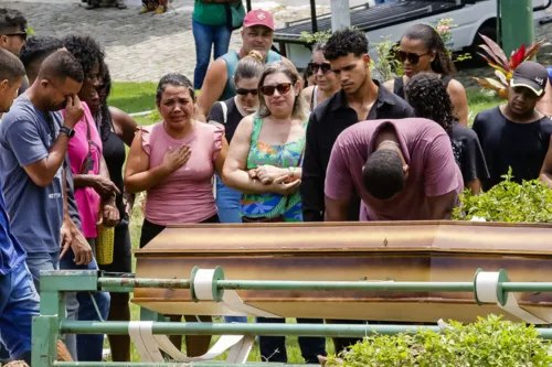 O corpo Mary Cristina foi enterrado no Cemitério Parque da Paz, em São Gonçalo, nesta sexta-feira (17)