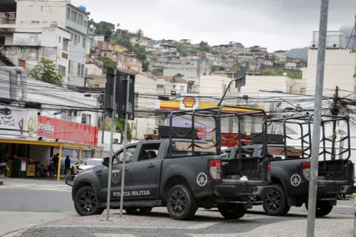 Policiais na frente do morro do São Carlos - Lucas Alvarenga