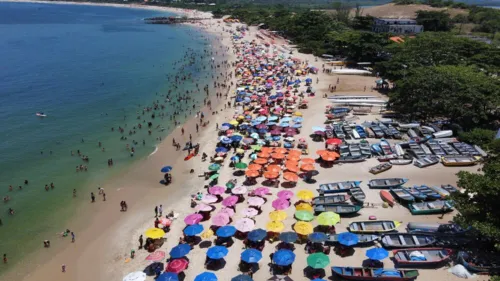 Diversos banhistas garantiram um lugar na areia