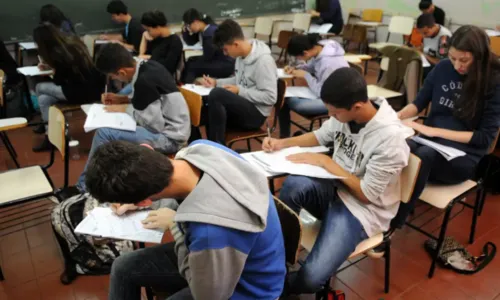 A carga horária total do ensino médio continua a ser de 3 mil horas nos três anos