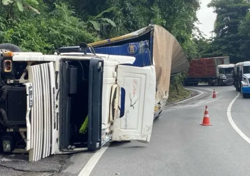 O tombamento aconteceu no km 229