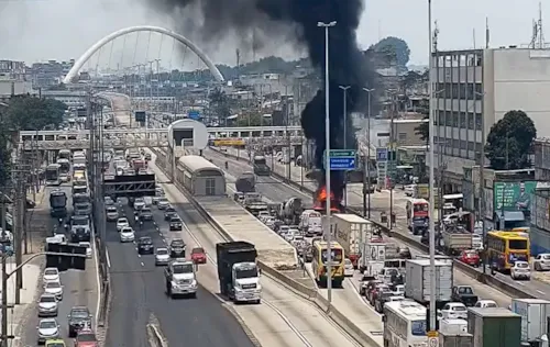 Bombeiros estão no local para controlar as chamas