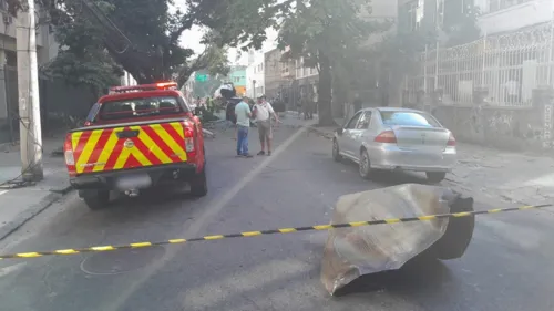 Pedaço de metal da parte traseira do caminhão-tanque foi arremassado a cerca de 100 metros de distância