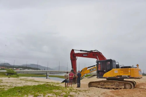 Ao todo, oito retroescavadeiras serão utilizadas na reabertura