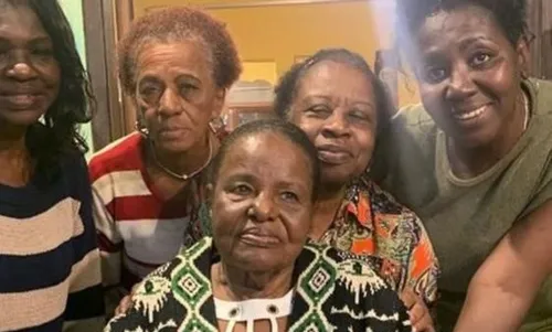 Isolina, ao centro da foto, é mãe de Altay Veloso e completou 95 anos de idade