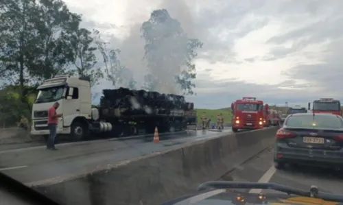 O Corpo de Bombeiros foi acionado para conter as chamas