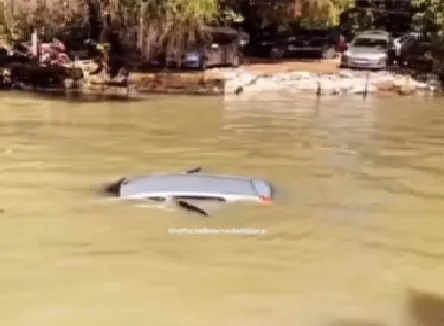 O veículo ficou submerso