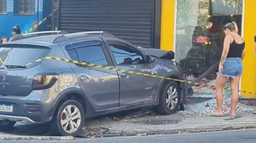 Por conta da batida, estilhaços de vidro e diversos doces ficaram espalhados pelo chão