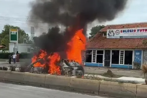 Trânsito no local chegou a ser desviado durante o incêndio