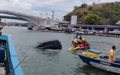 Duas pessoas conseguiram pular do veículo