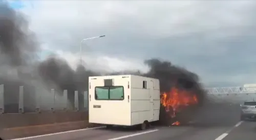 O incêndio interditou as pistas nos dois sentidos da via