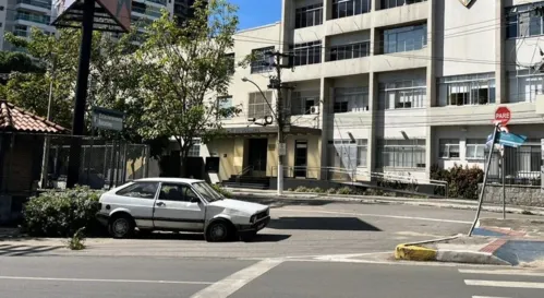 O veículo modelo Gol Quadrado, de cor branca, teria sido arrastado pela enchente