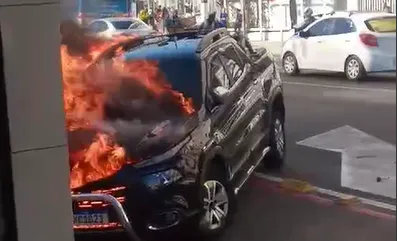 Ainda não se sabe o que motivou o incêndio no carro