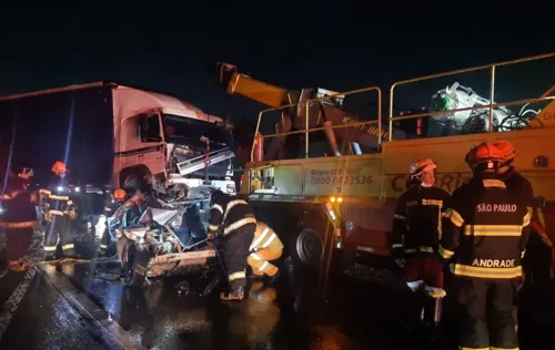 Carro em que as vítimas estavam foi prensado entre as carretas e ficou destruído