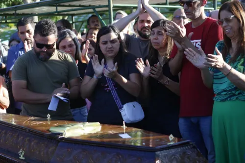 Presentes aos enterro fizeram uma salva de palmas ao vereador