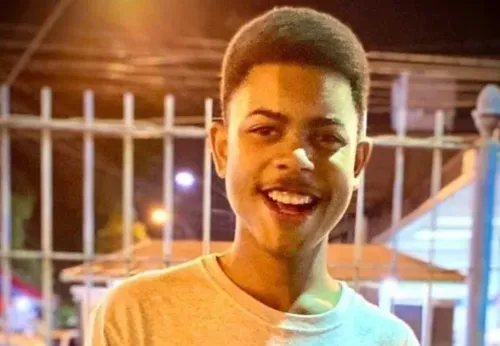 O adolescente  morreu apór ter sido baleado dentro de casa