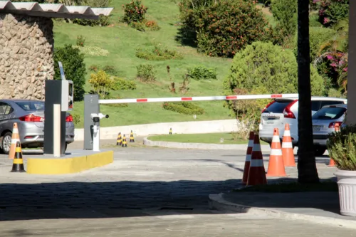 Apenas funcionários e prestadores de serviços não pagam para estacionar