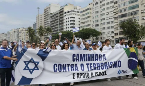 Grupo carregou bandeiras e fotos de israelenses sequestrados pelo grupo palestino