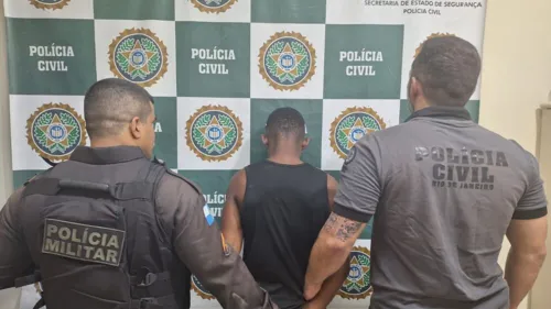 O acusado, de 23 anos, tinha um mandado de prisão pelo crime de homicídio