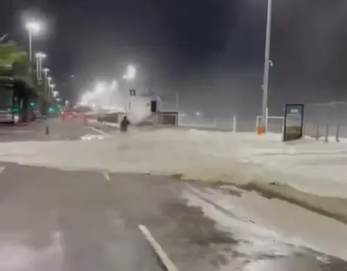 As ondas levaram areia para o calçadão e as pistas da avenida