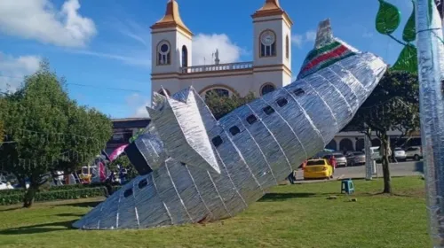 Avião está em uma praça da cidade de La Unión