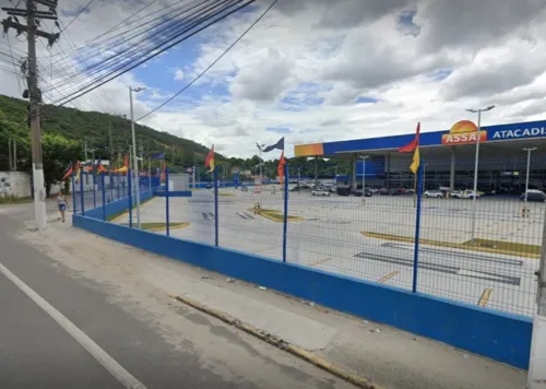 Moto foi furtada dentro do estacionamento do supermercado