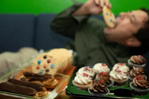 O comer emocional é uma realidade para muitas pessoas e pode ser um obstáculo para o emagrecimento