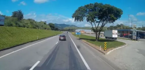 Capotamento aconteceu no Km 56 da BR-040, no sentido Juiz de Fora