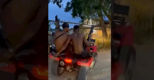 Criminosos passeiam tranquilamente com fuzis em cima de um quadriciclo na Quintanda, em Costa Barros