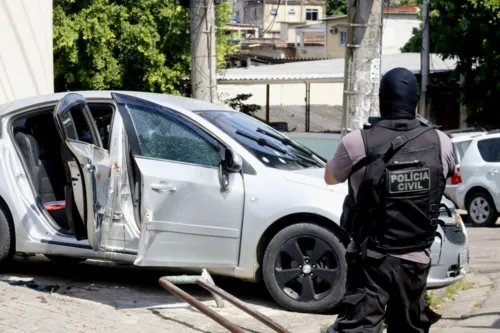 Os criminosos tentaram fugir mas acabaram trocando tiros com a PM