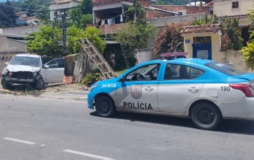 O carro dos criminosos colidiu em um muro