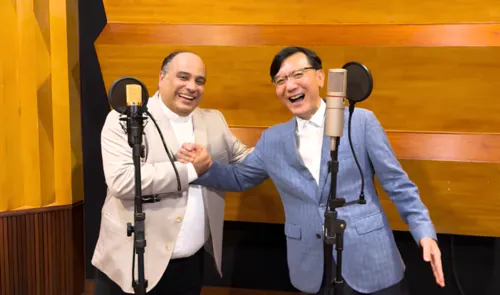 Padre Omar e embaixador Ki-Mo Lim cantam a música “Tá Escrito”, de Xande