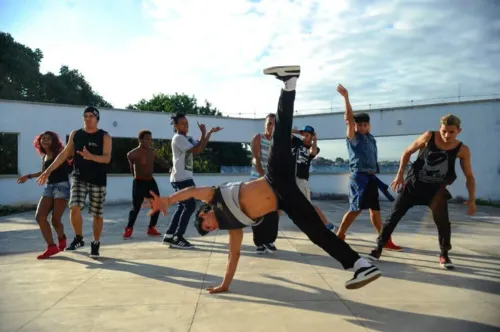 A dança envolve elementos do kuduro, acrobacias, capoeira, ballet, hip-hop e outros