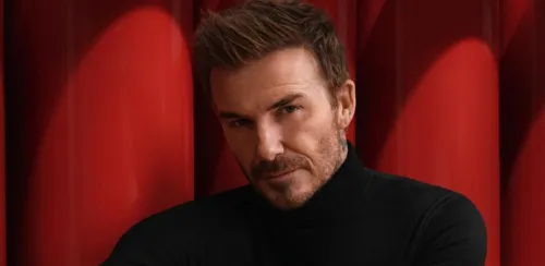 Imagem ilustrativa da imagem David Beckham conserta a TV de casa de cueca, e web vai à loucura