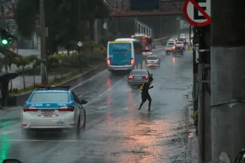 A Defesa Civil orienta para que a população evite transitar em áreas alagadas