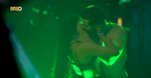 Casal se beijou pela primeira vez durante festa deste sábado