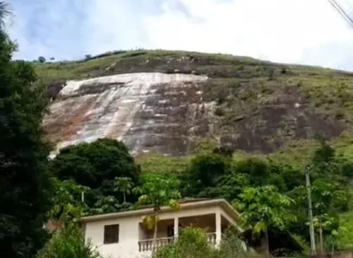 Algumas pedras caíram sobre casas da região