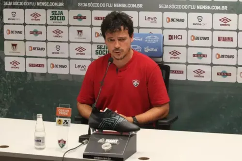 Fernando Diniz na coletiva depois do clássico