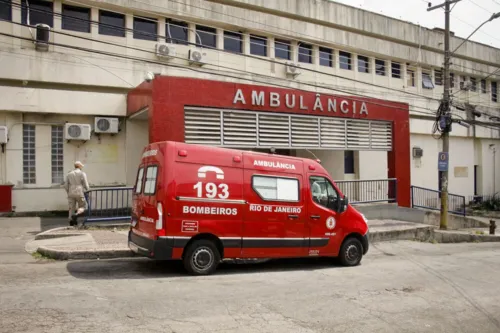 Ambos foram socorridos para o hospital Getúlio Vargas, na Penha