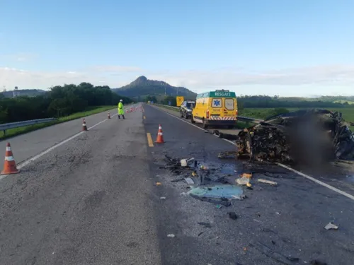 O carro ficou totalmente destruído